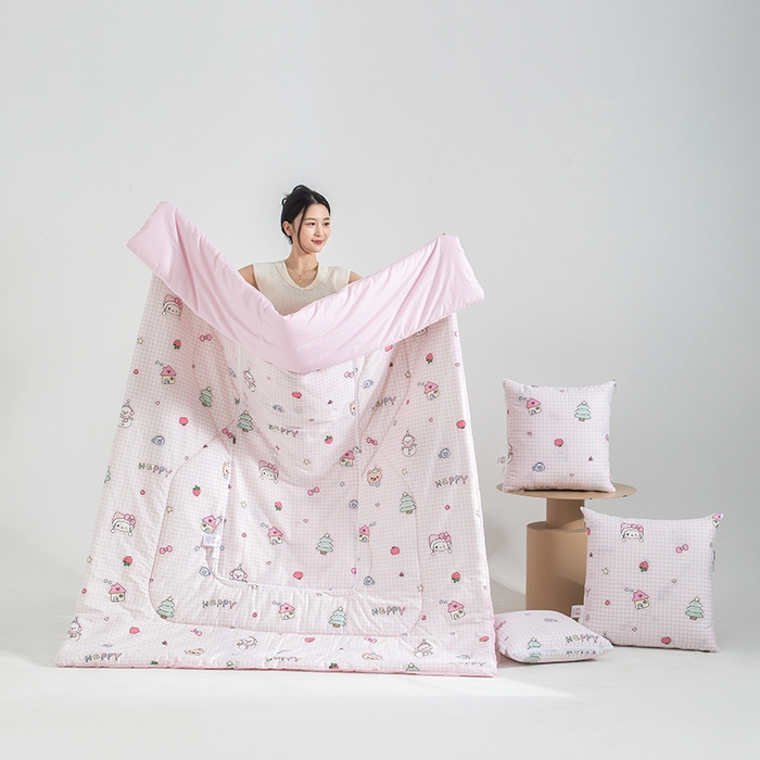 91家纺网 家纺一手货源 找家纺 照世家纺 2025春夏新款全棉纯棉印花A类抱枕被 可爱叮咚-粉 50x50展开150x190