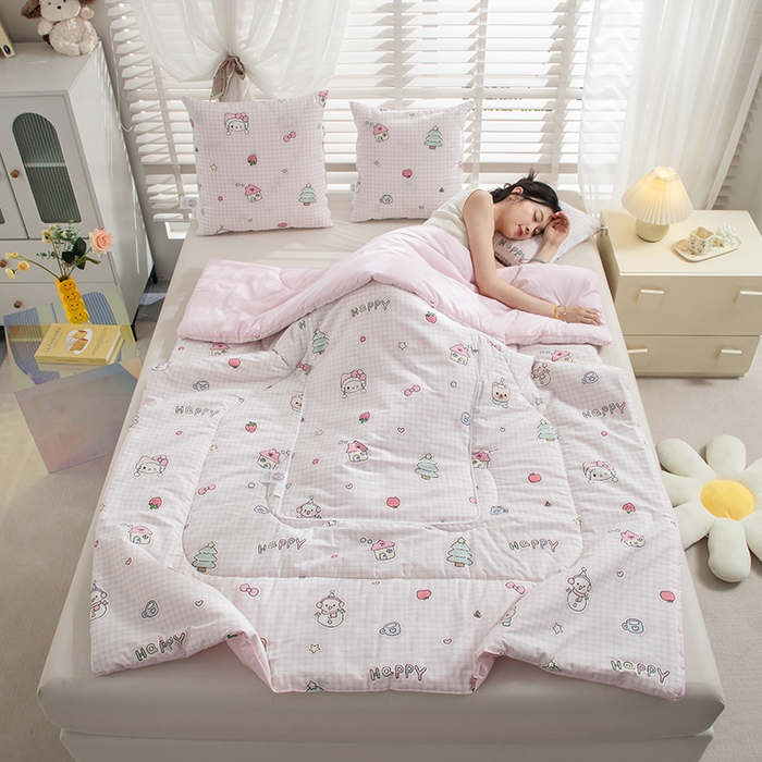 91家纺网 家纺一手货源 找家纺 照世家纺 2025春夏新款全棉纯棉印花A类抱枕被 可爱叮咚-粉 50x50展开150x190