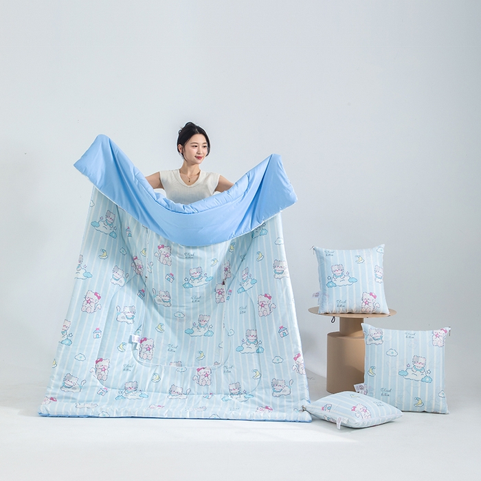 91家纺网 家纺一手货源 找家纺 照世家纺 2025春夏新款全棉纯棉印花A类抱枕被 喵咕酱 50x50展开150x190