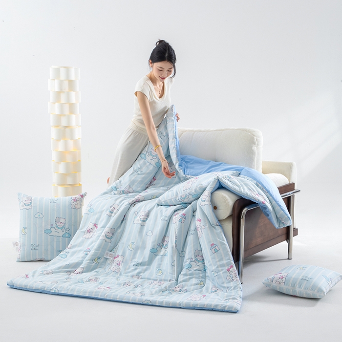 91家纺网 家纺一手货源 找家纺 照世家纺 2025春夏新款全棉纯棉印花A类抱枕被 喵咕酱 50x50展开150x190