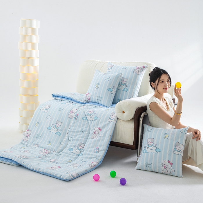 91家纺网 家纺一手货源 找家纺 照世家纺 2025春夏新款全棉纯棉印花A类抱枕被 喵咕酱 50x50展开150x190