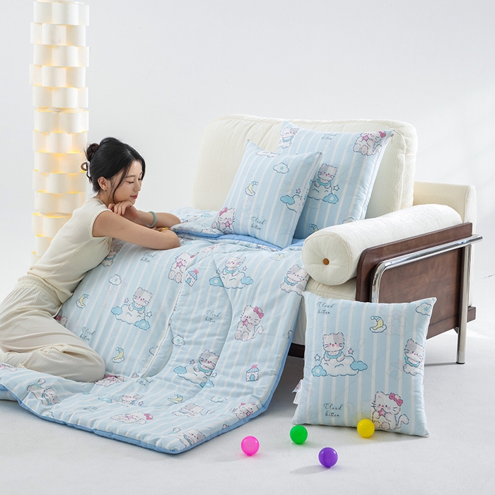 91家纺网 家纺一手货源 找家纺 照世家纺 2025春夏新款全棉纯棉印花A类抱枕被 喵咕酱 50x50展开150x190