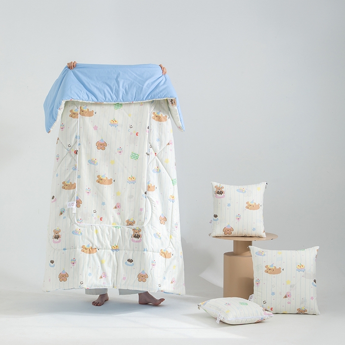 91家纺网 家纺一手货源 找家纺 照世家纺 2025春夏新款全棉纯棉印花A类抱枕被 奶油狗狗 50x50展开150x190