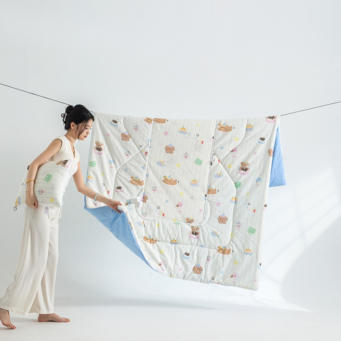 91家纺网 家纺一手货源 找家纺 照世家纺 2025春夏新款全棉纯棉印花A类抱枕被 奶油狗狗 50x50展开150x190