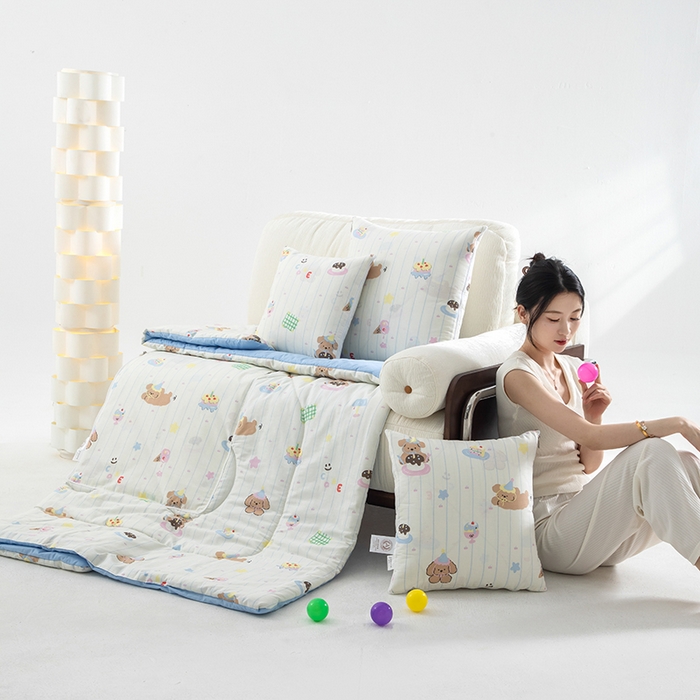 91家纺网 家纺一手货源 找家纺 照世家纺 2025春夏新款全棉纯棉印花A类抱枕被 奶油狗狗 50x50展开150x190