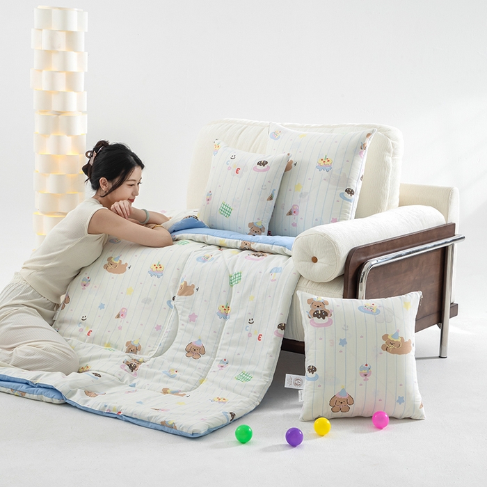 91家纺网 家纺一手货源 找家纺 照世家纺 2025春夏新款全棉纯棉印花A类抱枕被 奶油狗狗 50x50展开150x190