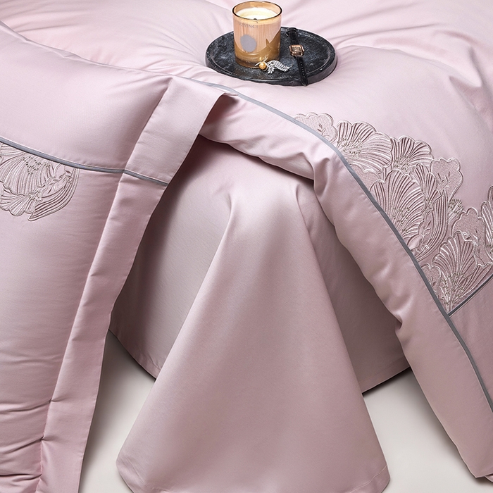 91家纺网 家纺一手货源 找家纺 洽想家 2025新款120支贡缎长绒棉绣花四件套-花漾系列 花漾-粉