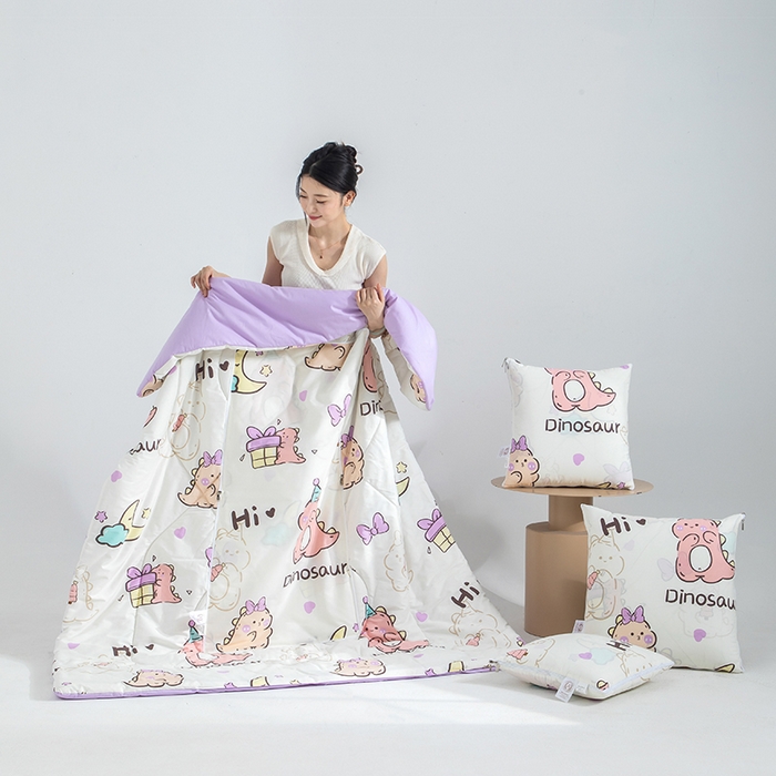 91家纺网 家纺一手货源 找家纺 照世家纺 2025春夏新款全棉纯棉印花A类抱枕被 淘气萌龙 50x50展开150x190