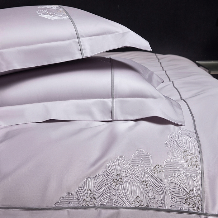 91家纺网 家纺一手货源 找家纺 洽想家 2025新款120支贡缎长绒棉绣花四件套-花漾系列 花漾-紫灰