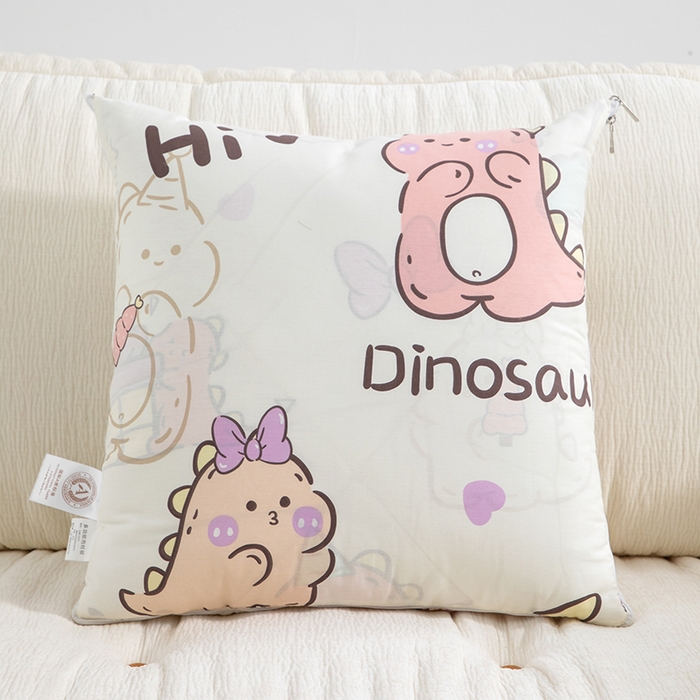 91家纺网 家纺一手货源 找家纺 照世家纺 2025春夏新款全棉纯棉印花A类抱枕被 淘气萌龙 50x50展开150x190