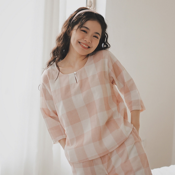 91家纺网 家纺一手货源 找家纺 良品汇馆 2025新款日系无印双层纱家居服良品女士七分袖家居服套装全棉格纹套头睡衣 千鸟格-粉