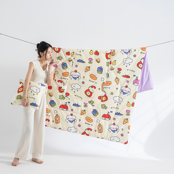 91家纺网 家纺一手货源 找家纺 照世家纺 2025春夏新款全棉纯棉印花A类抱枕被 涂鸦乐园 50x50展开150x190