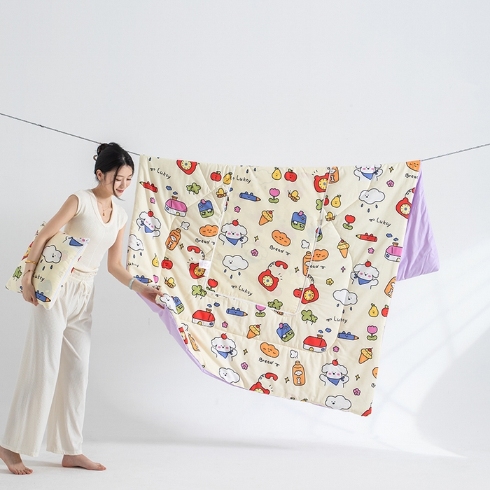 91家纺网 家纺一手货源 找家纺 照世家纺 2025春夏新款全棉纯棉印花A类抱枕被 涂鸦乐园 50x50展开150x190