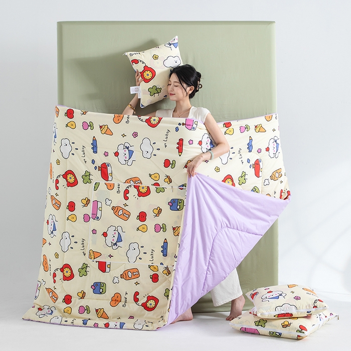 91家纺网 家纺一手货源 找家纺 照世家纺 2025春夏新款全棉纯棉印花A类抱枕被 涂鸦乐园 50x50展开150x190