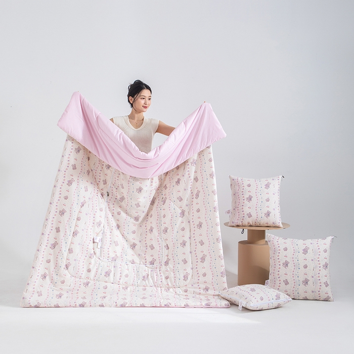 91家纺网 家纺一手货源 找家纺 照世家纺 2025春夏新款全棉纯棉印花A类抱枕被 遇见小萌 50x50展开150x190