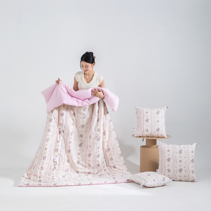 91家纺网 家纺一手货源 找家纺 照世家纺 2025春夏新款全棉纯棉印花A类抱枕被 遇见小萌 50x50展开150x190