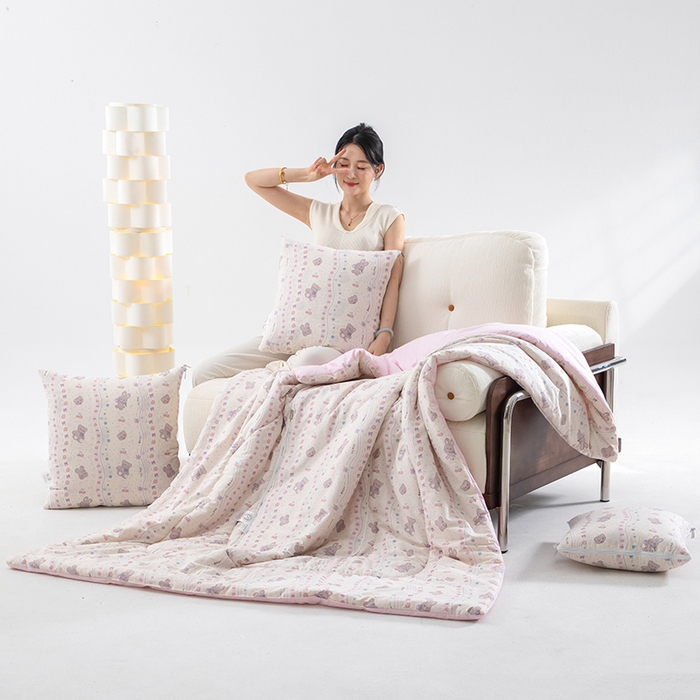 91家纺网 家纺一手货源 找家纺 照世家纺 2025春夏新款全棉纯棉印花A类抱枕被 遇见小萌 50x50展开150x190