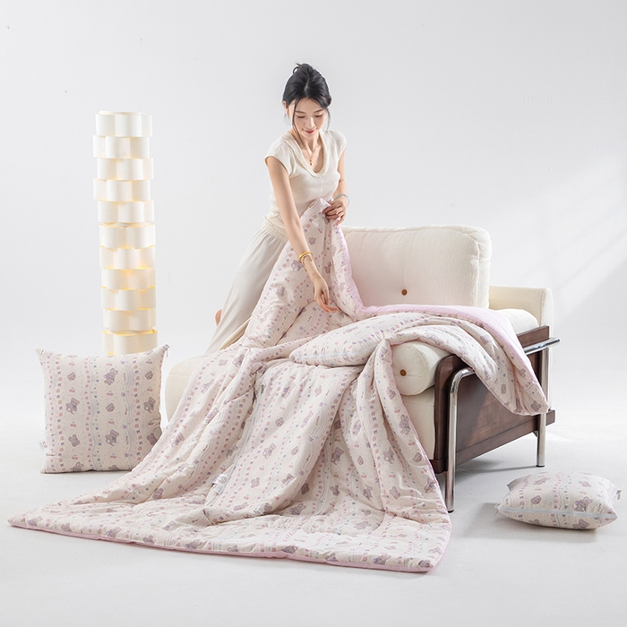 91家纺网 家纺一手货源 找家纺 照世家纺 2025春夏新款全棉纯棉印花A类抱枕被 遇见小萌 50x50展开150x190