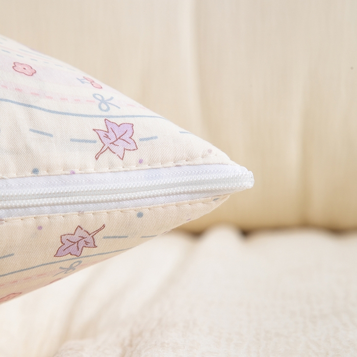 91家纺网 家纺一手货源 找家纺 照世家纺 2025春夏新款全棉纯棉印花A类抱枕被 遇见小萌 50x50展开150x190