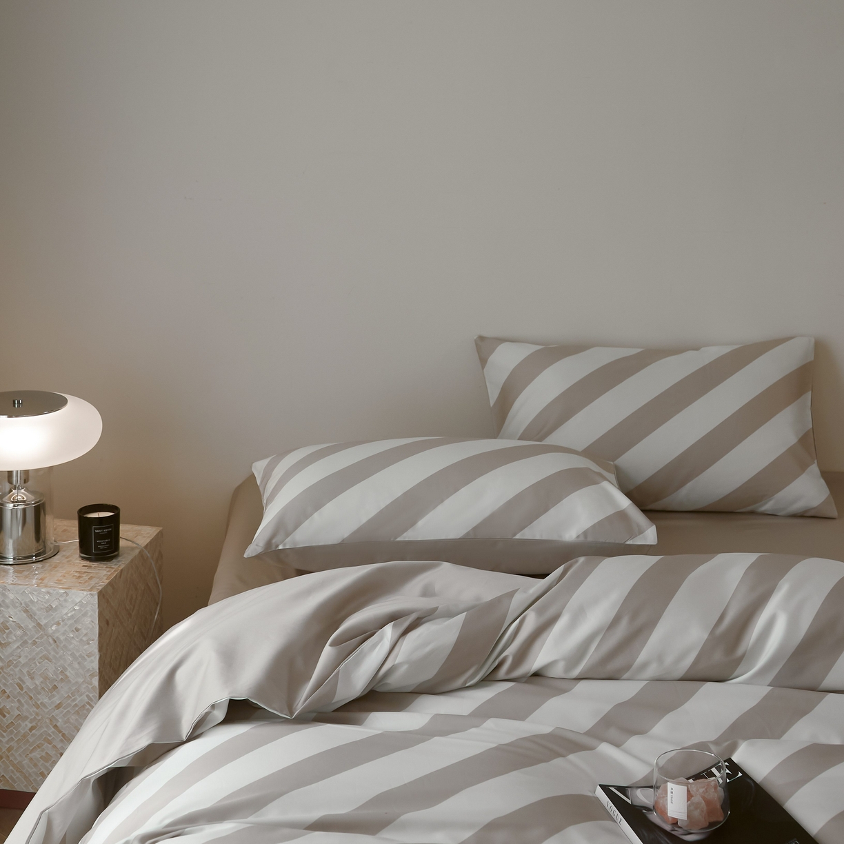 91家纺网 家纺一手货源 找家纺 （总）ONE TWO ONE 121 2025新款高支高密长绒棉纯棉贡缎宽缎条纹四件套-Say 晚安（标准不低于268元， 加大不低于 288元）