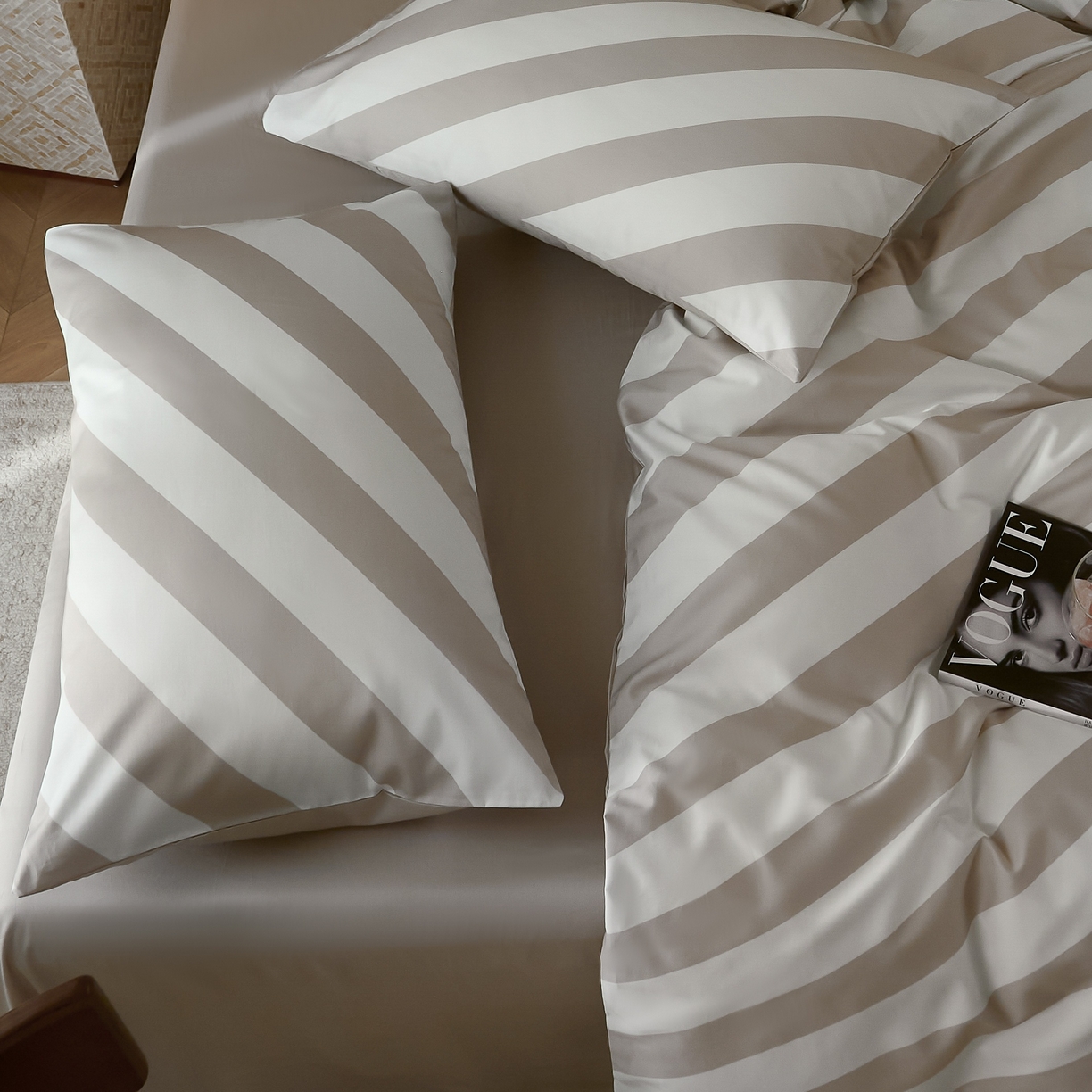 91家纺网 家纺一手货源 找家纺 （总）ONE TWO ONE 121 2025新款高支高密长绒棉纯棉贡缎宽缎条纹四件套-Say 晚安（标准不低于268元， 加大不低于 288元）