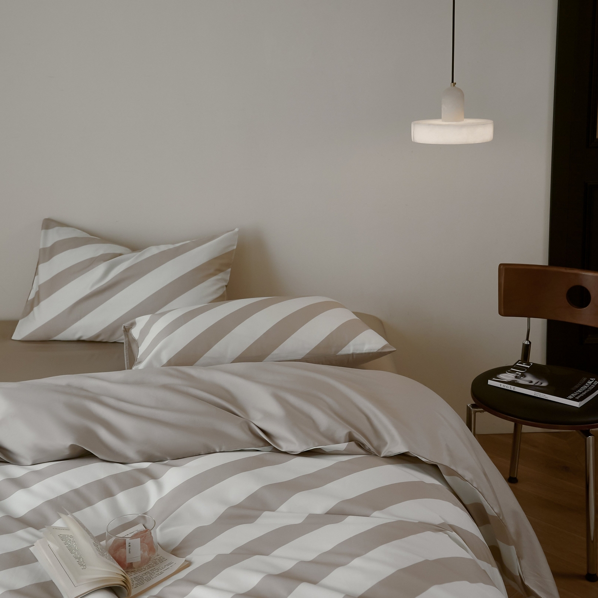 91家纺网 家纺一手货源 找家纺 （总）ONE TWO ONE 121 2025新款高支高密长绒棉纯棉贡缎宽缎条纹四件套-Say 晚安（标准不低于268元， 加大不低于 288元）