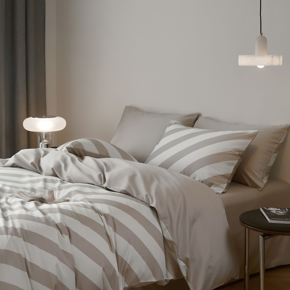 91家纺网 家纺一手货源 找家纺 ONE TWO ONE 121 2025新款高支高密长绒棉纯棉贡缎宽缎条纹四件套-Say 晚安（标准不低于268元， 加大不低于 288元） 假日趣味