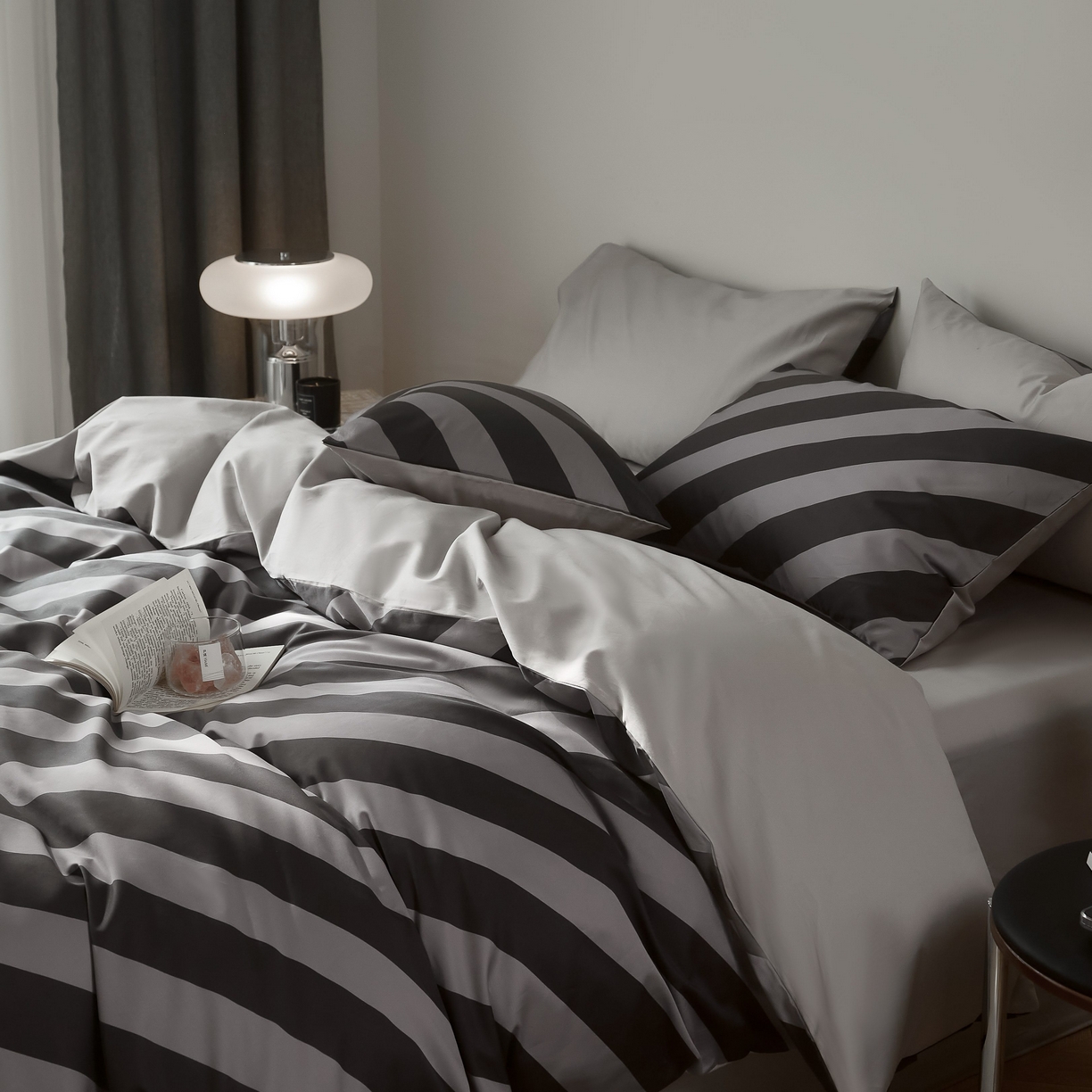 91家纺网 家纺一手货源 找家纺 ONE TWO ONE 121 2025新款高支高密长绒棉纯棉贡缎宽缎条纹四件套-Say 晚安（标准不低于268元， 加大不低于 288元） 塔尼半岛