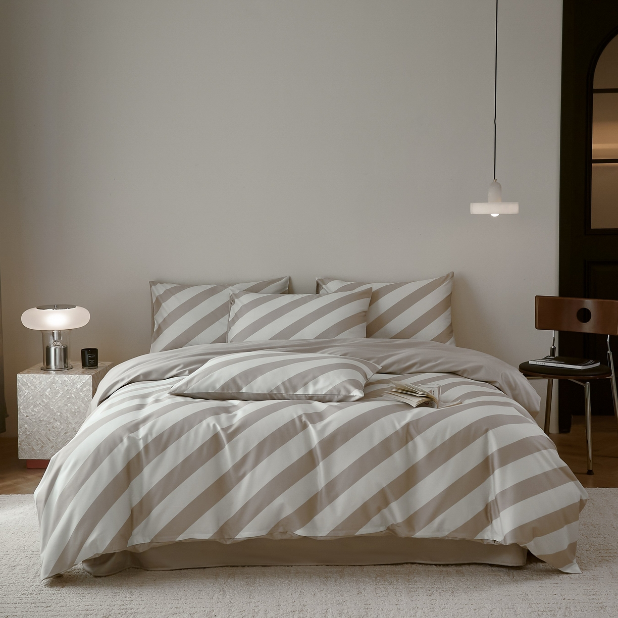 91家纺网 家纺一手货源 找家纺 ONE TWO ONE 121 2025新款高支高密长绒棉纯棉贡缎宽缎条纹四件套-Say 晚安（标准不低于268元， 加大不低于 288元） 假日趣味