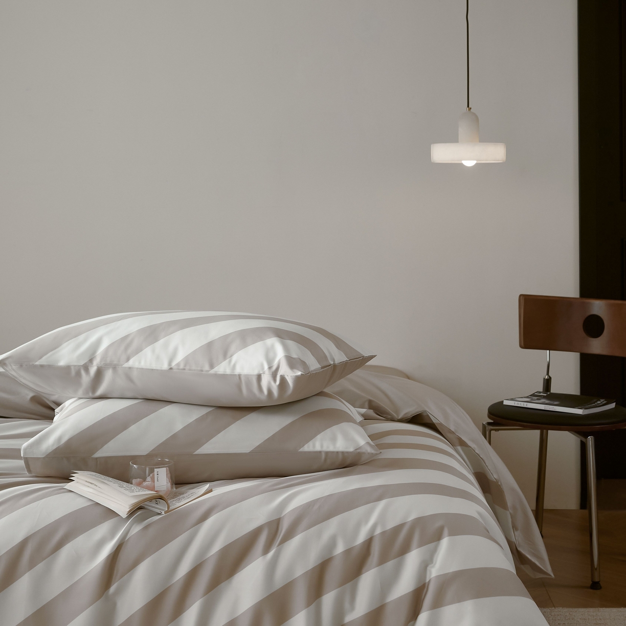 91家纺网 家纺一手货源 找家纺 ONE TWO ONE 121 2025新款高支高密长绒棉纯棉贡缎宽缎条纹四件套-Say 晚安（标准不低于268元， 加大不低于 288元） 假日趣味