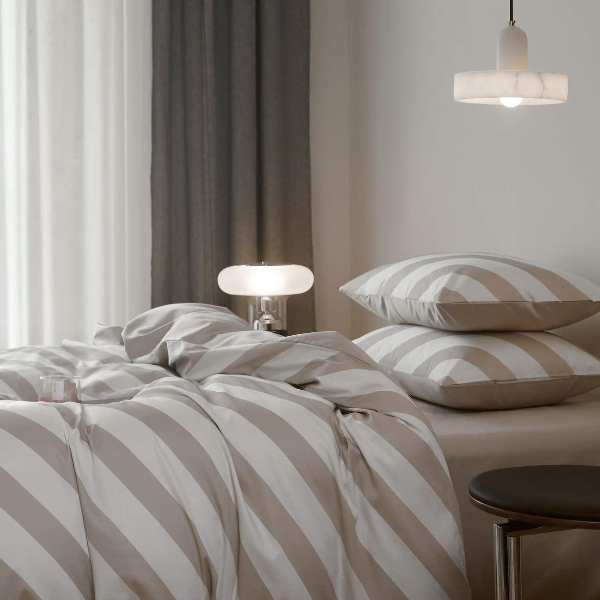 91家纺网 家纺一手货源 找家纺 ONE TWO ONE 121 2025新款高支高密长绒棉纯棉贡缎宽缎条纹四件套-Say 晚安（标准不低于268元， 加大不低于 288元） 假日趣味