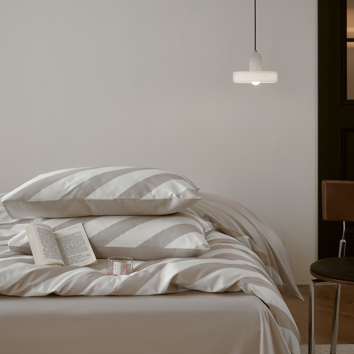 91家纺网 家纺一手货源 找家纺 ONE TWO ONE 121 2025新款高支高密长绒棉纯棉贡缎宽缎条纹四件套-Say 晚安（标准不低于268元， 加大不低于 288元） 假日趣味