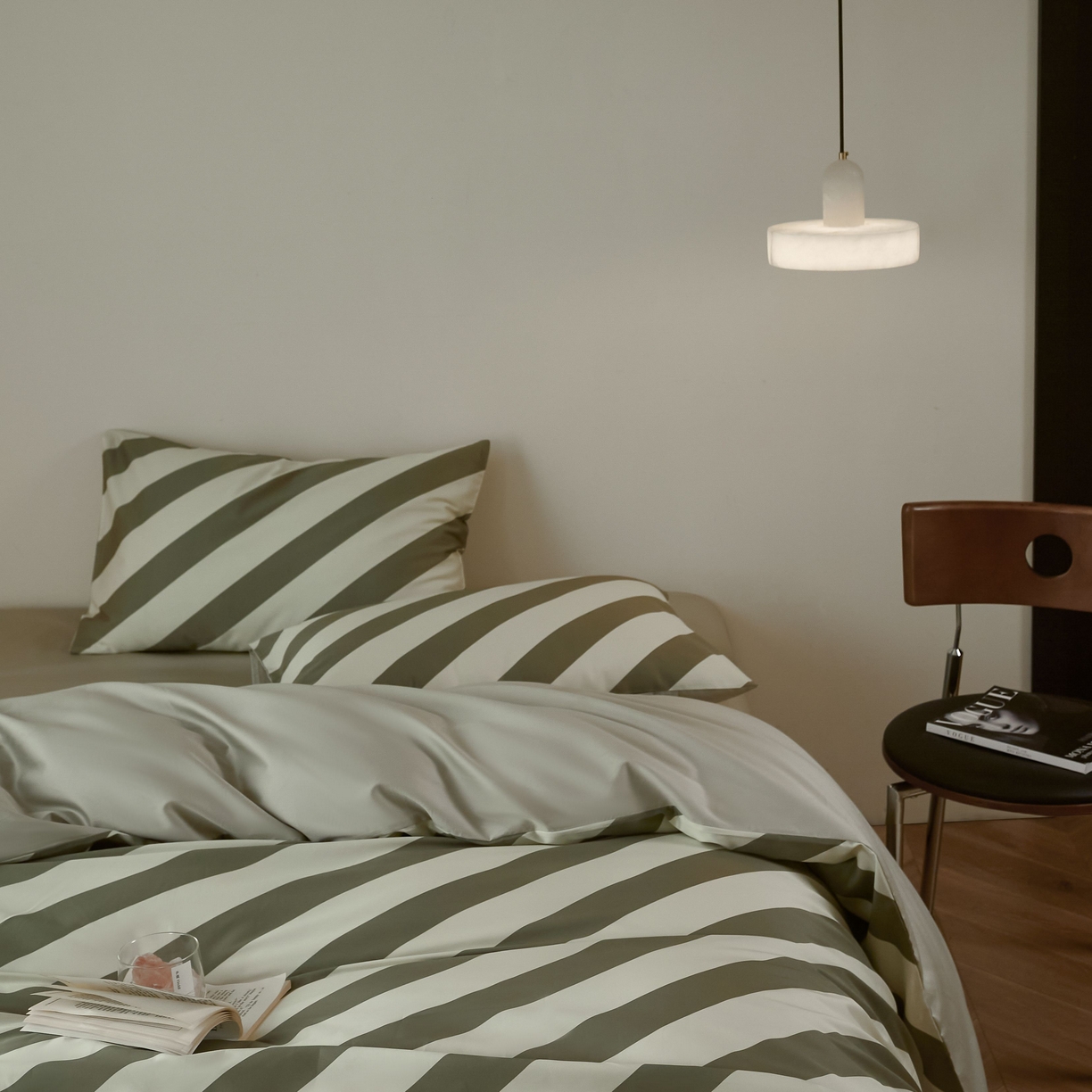 91家纺网 家纺一手货源 找家纺 ONE TWO ONE 121 2025新款高支高密长绒棉纯棉贡缎宽缎条纹四件套-Say 晚安（标准不低于268元， 加大不低于 288元） 青青曼波