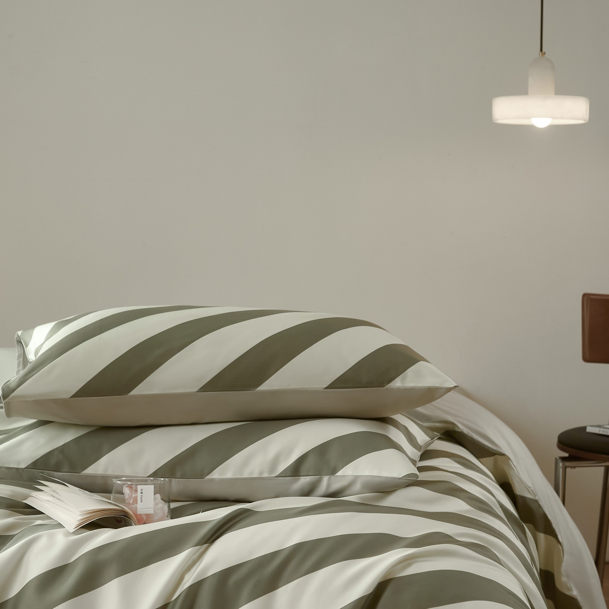 91家纺网 家纺一手货源 找家纺 ONE TWO ONE 121 2025新款高支高密长绒棉纯棉贡缎宽缎条纹四件套-Say 晚安（标准不低于268元， 加大不低于 288元） 青青曼波