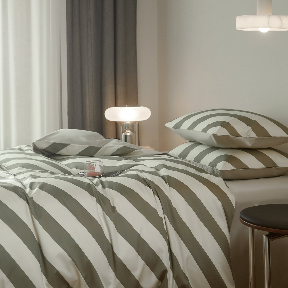 91家纺网 家纺一手货源 找家纺 ONE TWO ONE 121 2025新款高支高密长绒棉纯棉贡缎宽缎条纹四件套-Say 晚安（标准不低于268元， 加大不低于 288元） 青青曼波