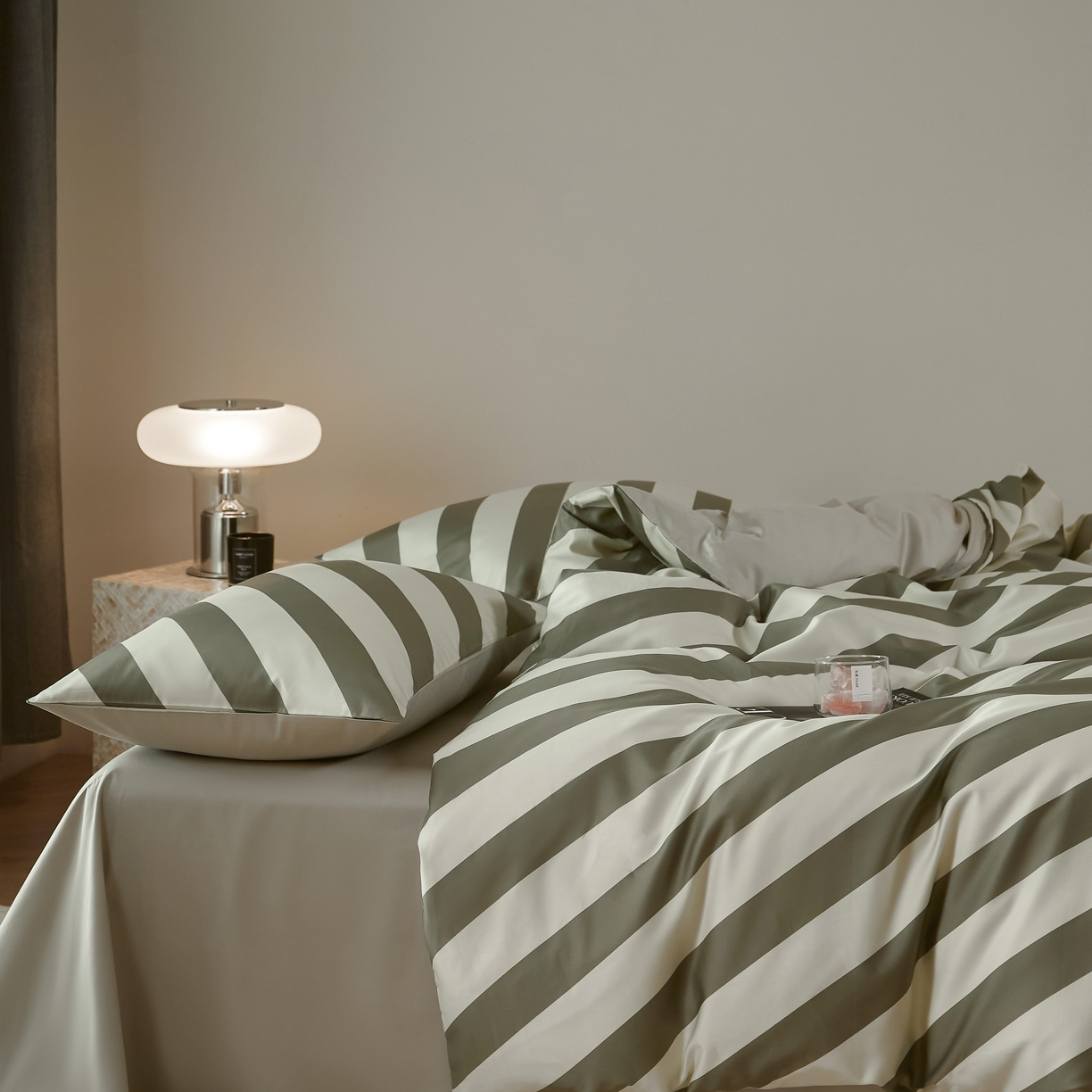 91家纺网 家纺一手货源 找家纺 ONE TWO ONE 121 2025新款高支高密长绒棉纯棉贡缎宽缎条纹四件套-Say 晚安（标准不低于268元， 加大不低于 288元） 青青曼波