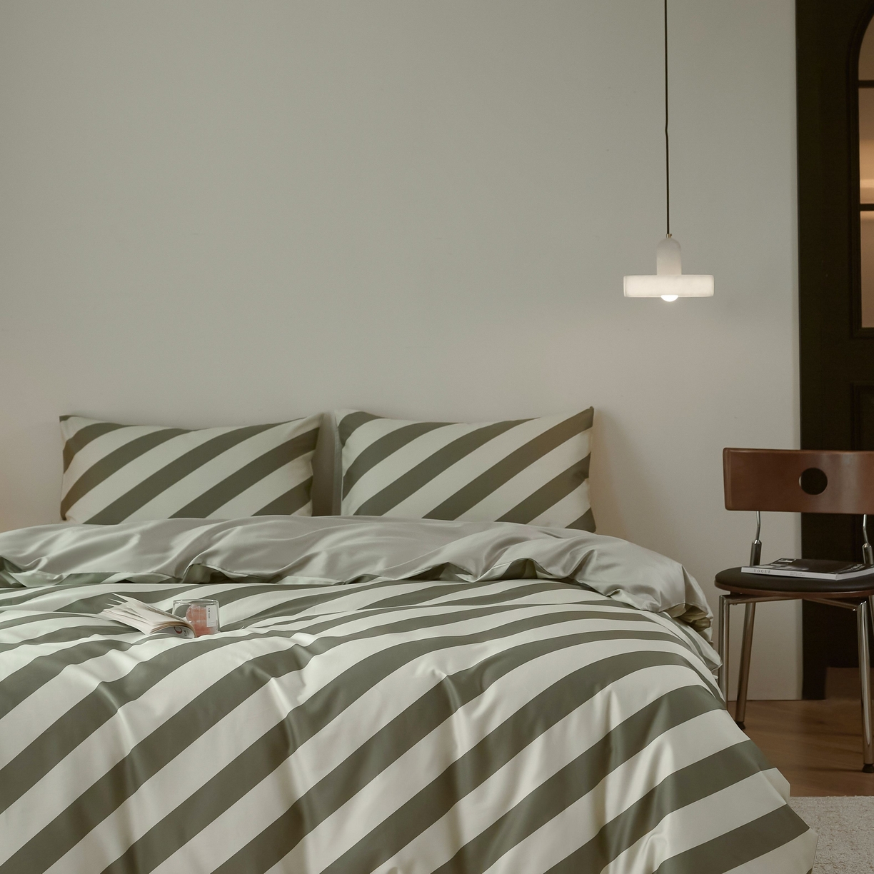 91家纺网 家纺一手货源 找家纺 ONE TWO ONE 121 2025新款高支高密长绒棉纯棉贡缎宽缎条纹四件套-Say 晚安（标准不低于268元， 加大不低于 288元） 青青曼波