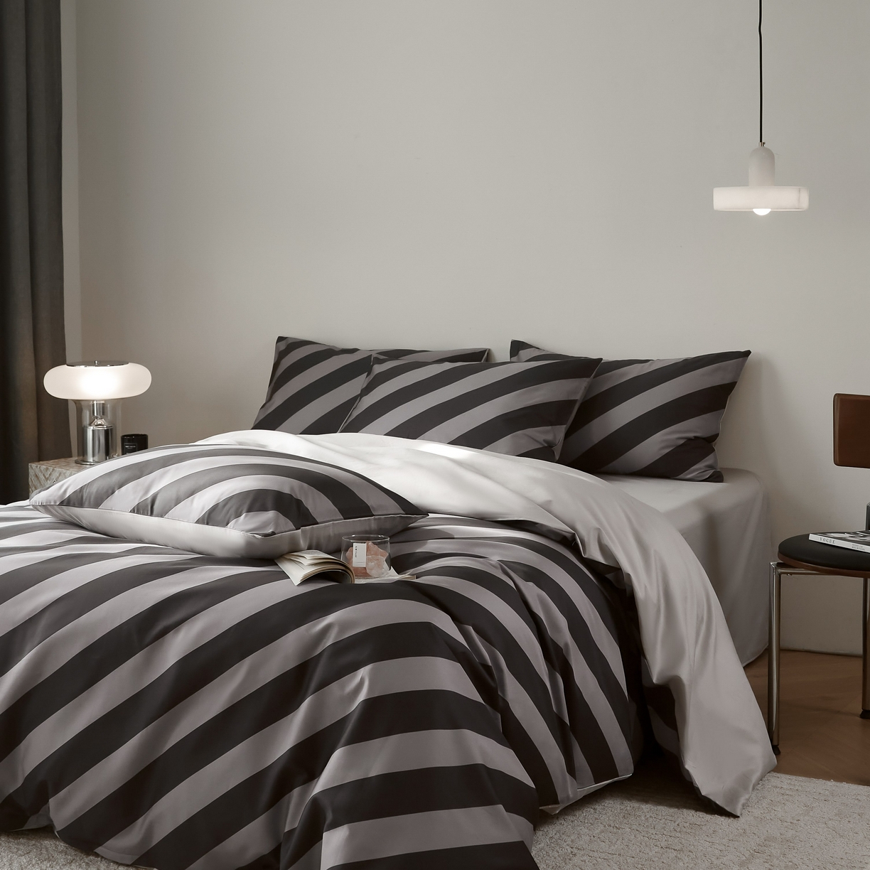 91家纺网 家纺一手货源 找家纺 ONE TWO ONE 121 2025新款高支高密长绒棉纯棉贡缎宽缎条纹四件套-Say 晚安（标准不低于268元， 加大不低于 288元） 塔尼半岛