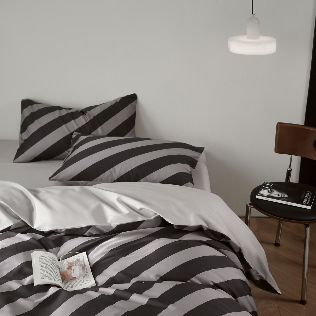 91家纺网 家纺一手货源 找家纺 ONE TWO ONE 121 2025新款高支高密长绒棉纯棉贡缎宽缎条纹四件套-Say 晚安（标准不低于268元， 加大不低于 288元） 塔尼半岛