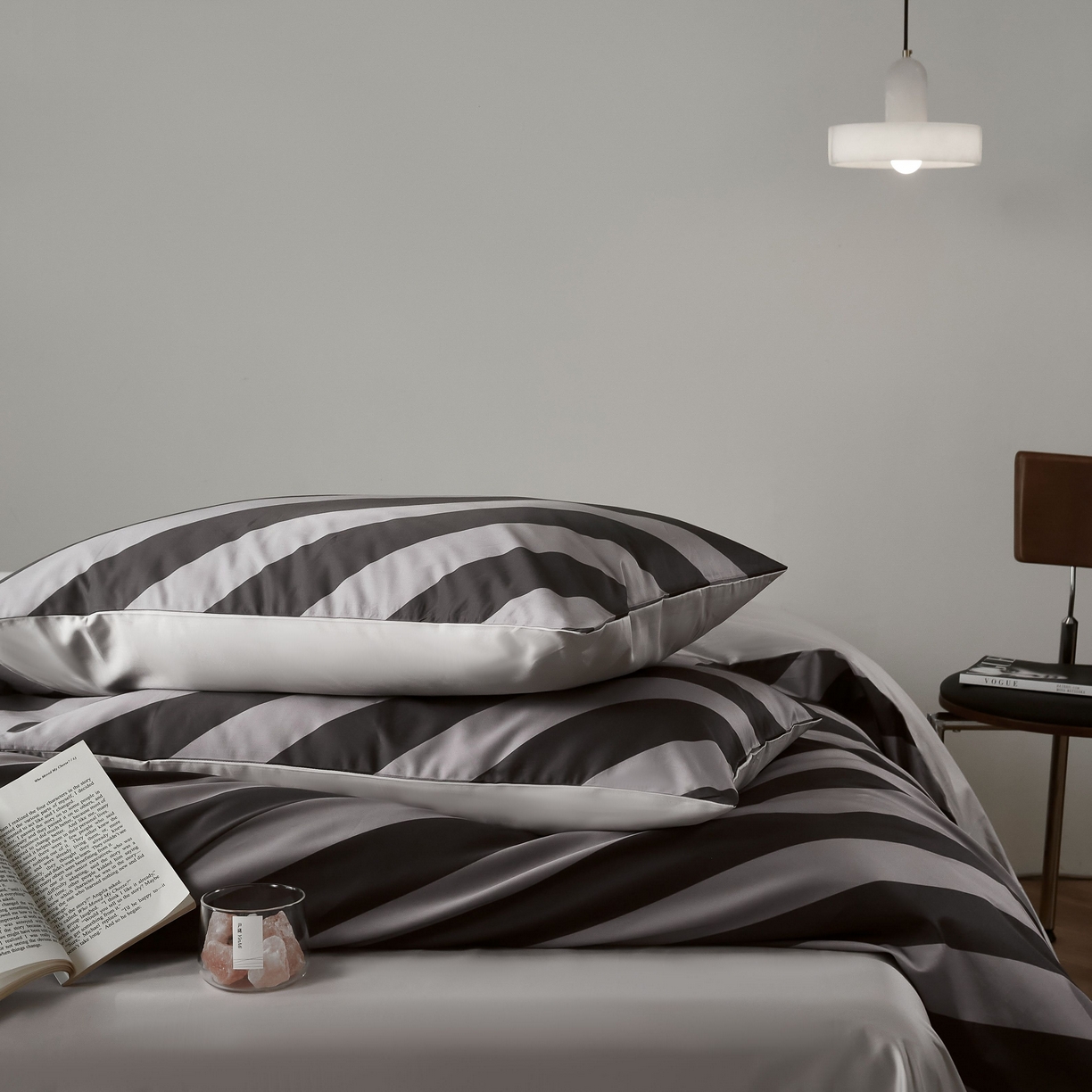 91家纺网 家纺一手货源 找家纺 ONE TWO ONE 121 2025新款高支高密长绒棉纯棉贡缎宽缎条纹四件套-Say 晚安（标准不低于268元， 加大不低于 288元） 塔尼半岛