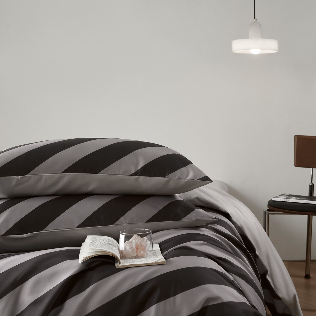 91家纺网 家纺一手货源 找家纺 ONE TWO ONE 121 2025新款高支高密长绒棉纯棉贡缎宽缎条纹四件套-Say 晚安（标准不低于268元， 加大不低于 288元） 塔尼半岛