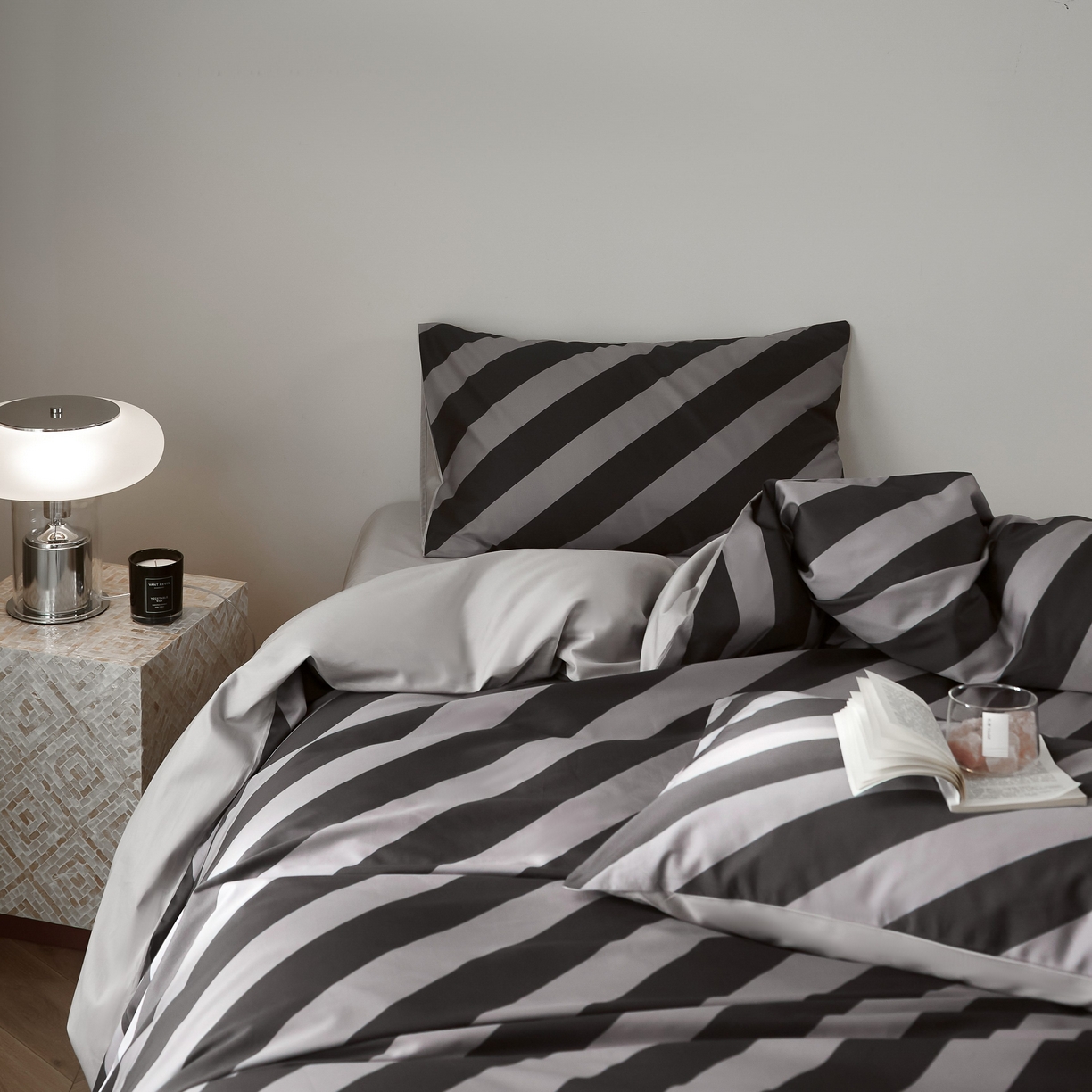 91家纺网 家纺一手货源 找家纺 ONE TWO ONE 121 2025新款高支高密长绒棉纯棉贡缎宽缎条纹四件套-Say 晚安（标准不低于268元， 加大不低于 288元） 塔尼半岛