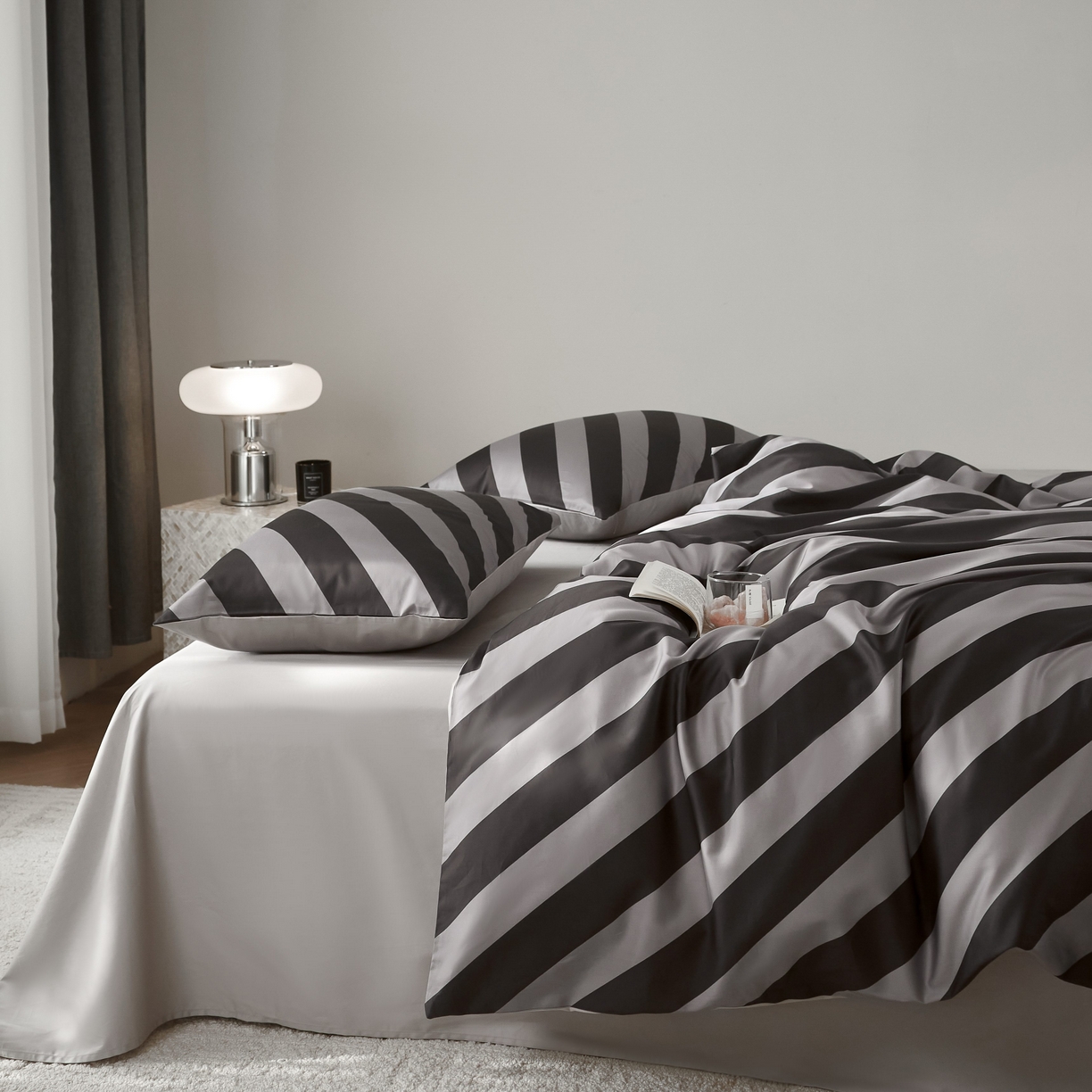 91家纺网 家纺一手货源 找家纺 ONE TWO ONE 121 2025新款高支高密长绒棉纯棉贡缎宽缎条纹四件套-Say 晚安（标准不低于268元， 加大不低于 288元） 塔尼半岛