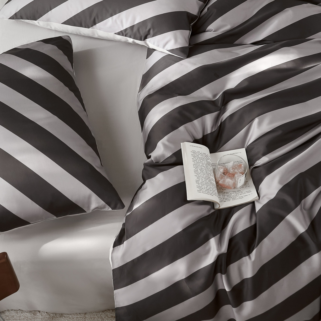 91家纺网 家纺一手货源 找家纺 ONE TWO ONE 121 2025新款高支高密长绒棉纯棉贡缎宽缎条纹四件套-Say 晚安（标准不低于268元， 加大不低于 288元） 塔尼半岛