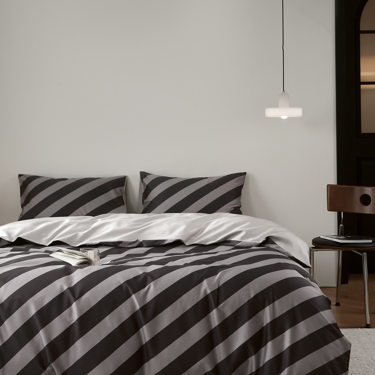 91家纺网 家纺一手货源 找家纺 ONE TWO ONE 121 2025新款高支高密长绒棉纯棉贡缎宽缎条纹四件套-Say 晚安（标准不低于268元， 加大不低于 288元） 塔尼半岛