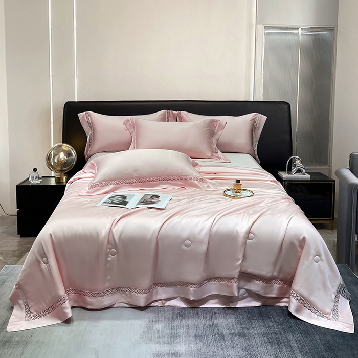 91家纺网 家纺一手货源 找家纺 洽想家 2025新款80支天丝镂空瑾系列夏被四件套 瑾-梦粉