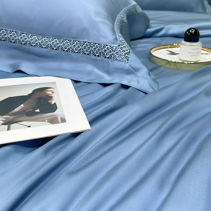 91家纺网 家纺一手货源 找家纺 洽想家 2025新款80支天丝镂空瑾系列夏被四件套 瑾-地中蓝