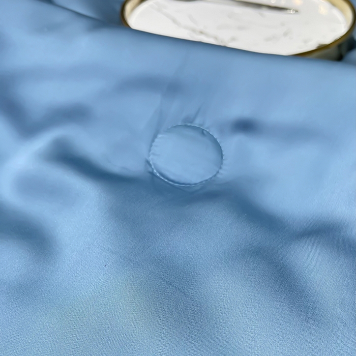 91家纺网 家纺一手货源 找家纺 洽想家 2025新款80支天丝镂空瑾系列夏被四件套 瑾-地中蓝