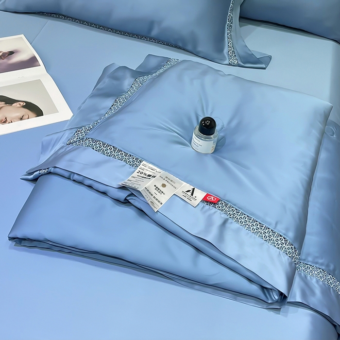 91家纺网 家纺一手货源 找家纺 洽想家 2025新款80支天丝镂空瑾系列夏被四件套 瑾-地中蓝