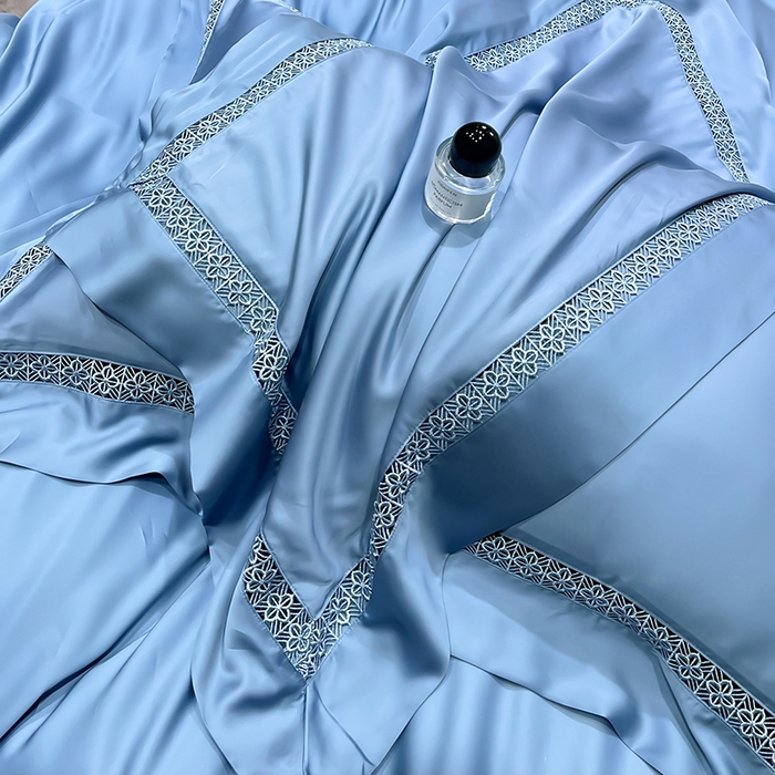 91家纺网 家纺一手货源 找家纺 洽想家 2025新款80支天丝镂空瑾系列夏被四件套 瑾-地中蓝